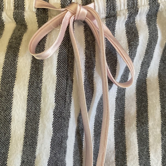 Victoria’s Secret Gray and White with Silver Thread Shorts Size S - Picture 3 of 4